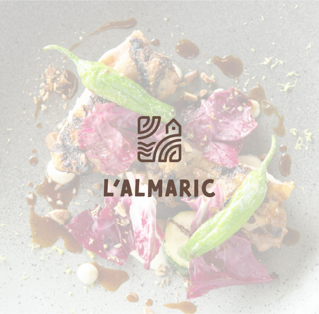 Logo pour le restaurant L’Almaric, représentant le lac, l’église et les vignes